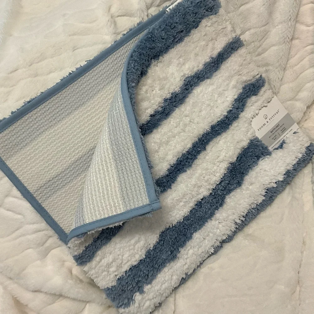ROOM & RETREAT Blue & White Striped Bath Non-Slip Rug 20” x 32” NWT